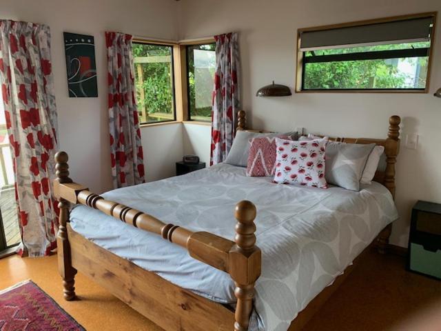 Treetop Hideaway - Taupo Holiday Home Eksteriør bilde