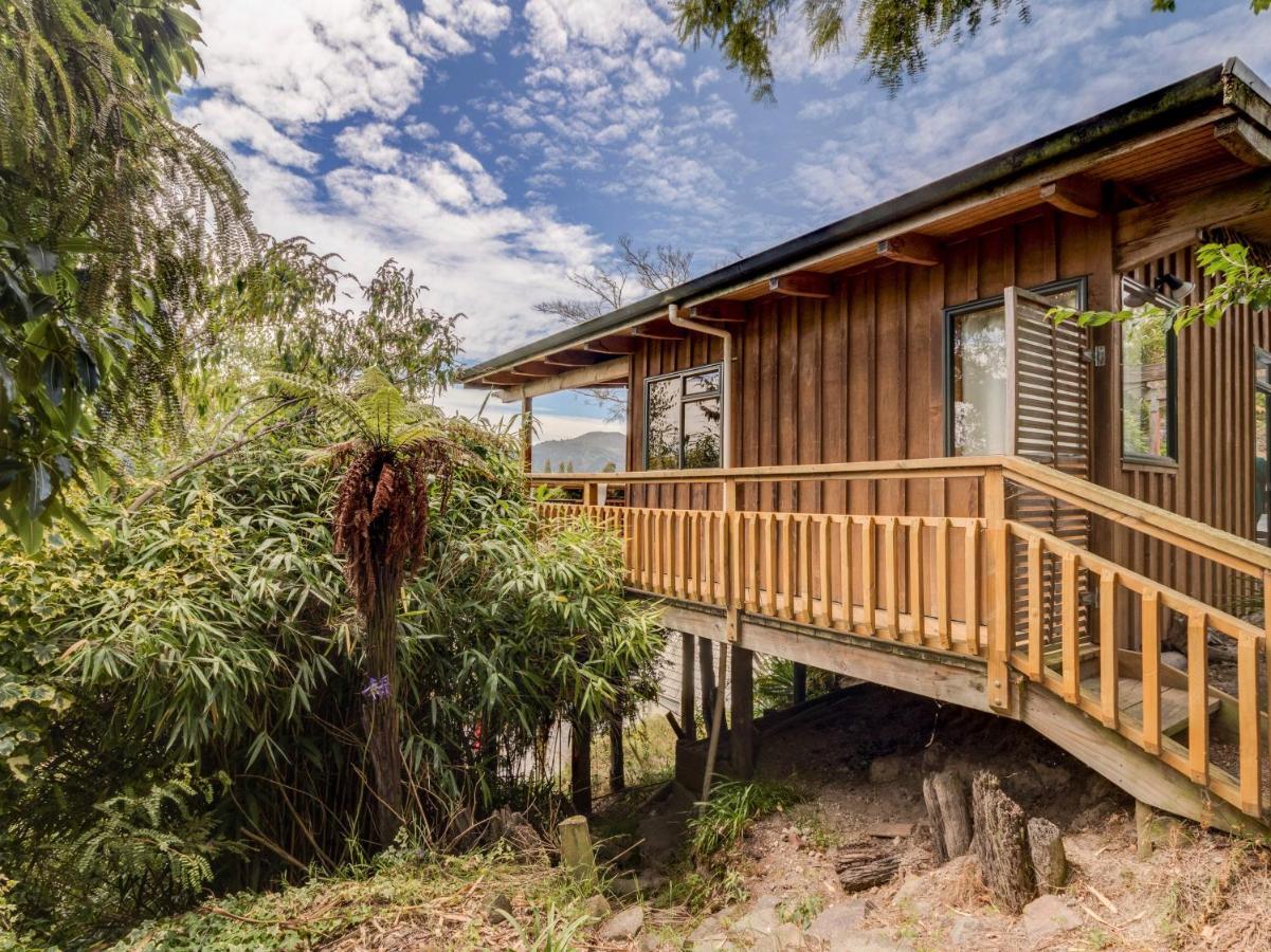 Treetop Hideaway - Taupo Holiday Home Eksteriør bilde