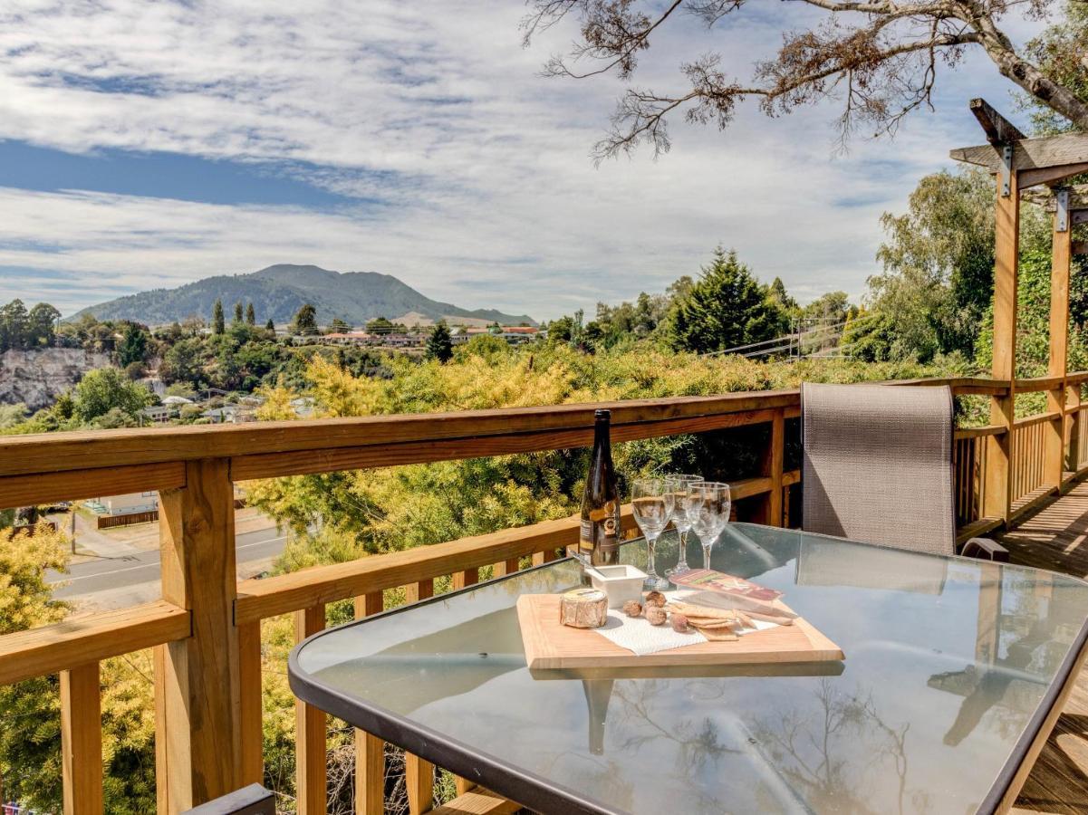 Treetop Hideaway - Taupo Holiday Home Eksteriør bilde